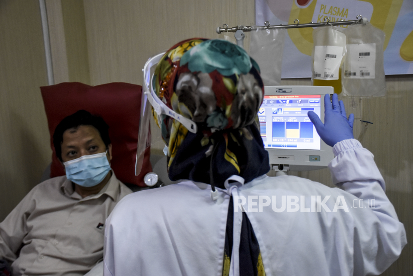 Penyintas Covid-19 mendonorkan plasma konvalesen di Unit Transfusi Darah PMI Kota Bandung (ilustrasi).  Psikolog klinis remaja dewasa dari Bali Mental Health Centre, Nena Mawar Sari mengatakan bahwa stigma negatif yang diterima penyintas Covid-19 dapat memicu munculnya gangguan kesehatan mental.