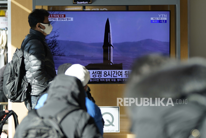  Orang-orang menonton layar TV yang menampilkan program berita yang melaporkan tentang peluncuran rudal Korea Utara dengan file gambar, di sebuah stasiun kereta api di Seoul, Korea Selatan, Senin, 17 Januari 2022. Militer Korea Selatan (Korsel) menyatakan Korea Utara (Korut) kembali menembakkan dua rudal balistik jarak pendek ke laut lepas pantai timurnya pada Kamis (27/1/2022). 