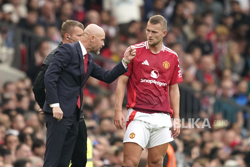 Pelatih Manchester UNited Erik ten Hag (kiri) memberikan intruksi kepada pemain Matthijs de Light (kanan) saat bertanding melawan Liverpool pada pekan ketiga Premier League 2024/2025 di stadion Old Trafford, Ahad (1/9/2024).