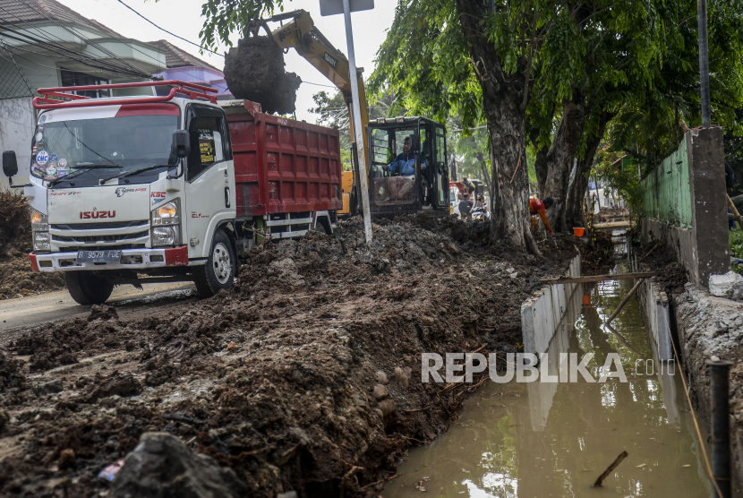 Suku Dinas Sumber Daya Air (SDA) Jakarta Timur membangun saluran air sepanjang 383 meter untuk mengantisipasi banjir di Jalan Waru RW 02 Cilangkap, Kecamatan Cipayung.