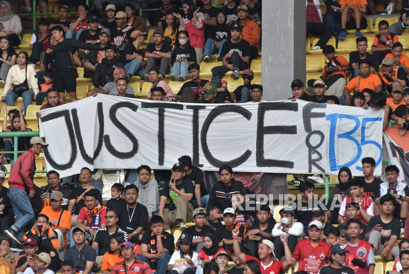 Sejumlah suporter membentangkan spanduk bertuliskan Justice for 135 pada pertandingan Persija Jakarta melawan Arema Fc di Liga 1 di Stadion Patriot Chandrabhaga, Bekasi, Jawa Barat, Ahad (20/8/2023). Aksi tersebut sebagai bentuk solidaritas terhadap korban tragedi Kanjuruhan di Malang. 