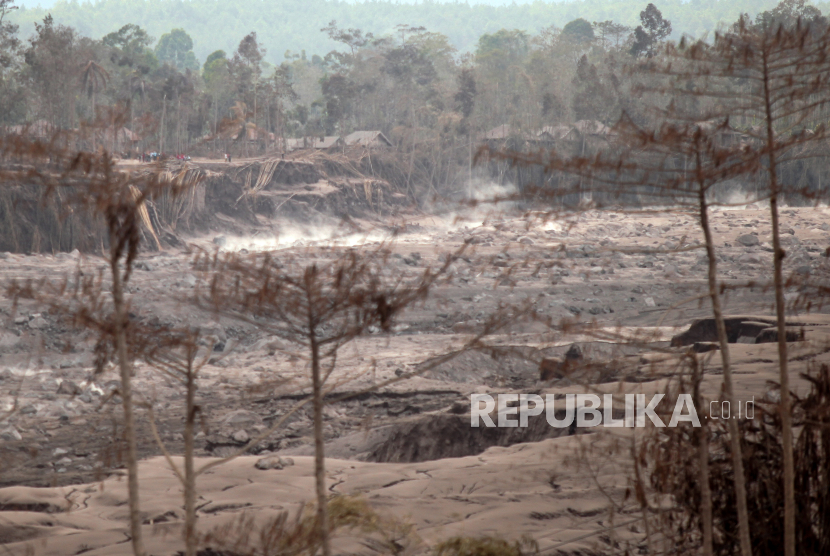 Suasana Jalur guguran awan panas letusan Gunung Semeru di kawasan Curah Besuk Kobokan, Candipuro, Lumajang, Jawa Timur, Senin (6/12/2021). Gunung Semeru kembali mengeluarkan awan panas dengan jarak luncur sejauh 2,5 kilometer yang mengarah ke Curah Besuk Kobokan. 
