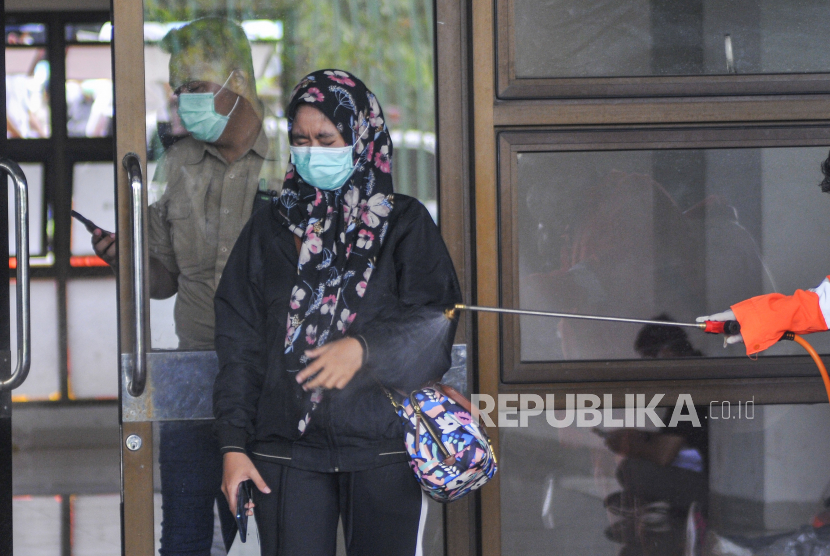 Petugas menyemprotkan cairan disinfektan kepada petugas medis usai rapid test (pemeriksaan cepat) di Stadion Patriot Candrabhaga, Bekasi, Jawa Barat, Rabu (25/3/2020). Pemeriksaan yang dilakukan khusus tenaga medis di Bekasi guna memutus mata rantai penyebaran virus COVID-19