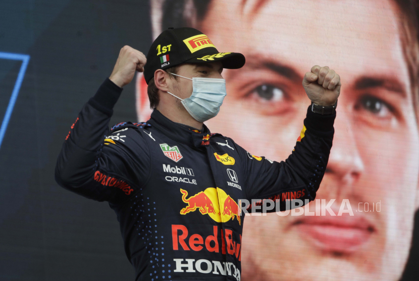 Pembalap Red Bull Max Verstappen dari Belanda merayakan di podium setelah memenangkan Grand Prix Formula Satu Emilia Romagna, di arena pacuan kuda Imola, Italia, Minggu, 18 April 2021.
