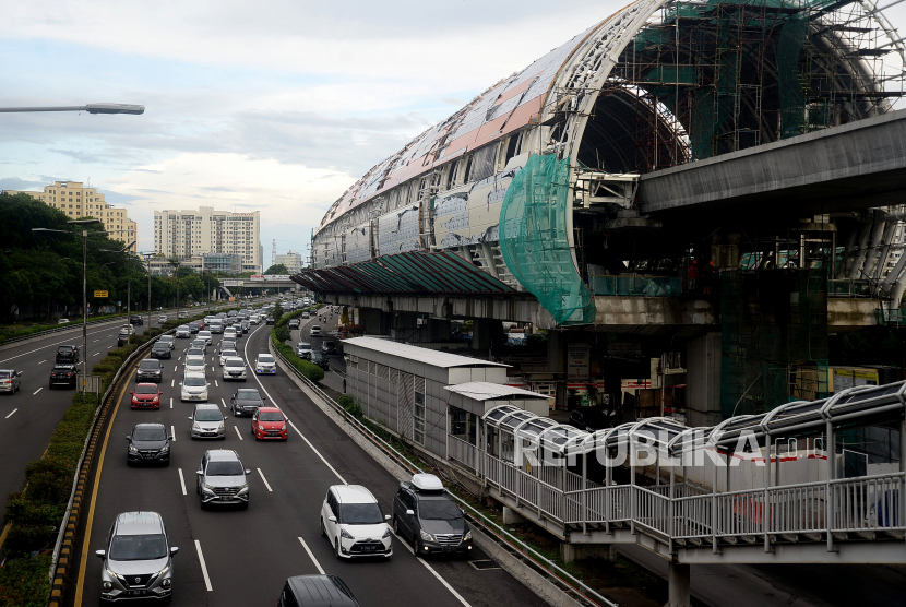 Sejumlah kendaraan mellintas di ruas Tol Dalam Kota, Jalan MT Haryono, Cawang, Jakarta, Ahad (1/11). Presiden Joko Widodo mengeluarkan Keputusan Presiden (Keppres) Nomor 7 Tahun 2021 tentang Cuti Bersama Pegawai Aparatur Sipil Negara Tahun 2021.