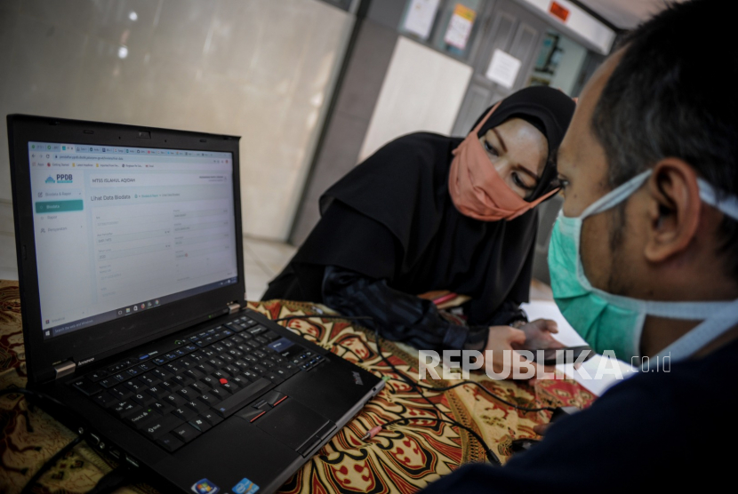 Sejumlah orang tua calon peserta didik mencari informasi terkait penerimaan peserta didik baru (PPDB) (Ilustrasi). Sulawesi Selatan geser jadwal PPDB SMA dari 8 Juni menjadi 15 Juni. 