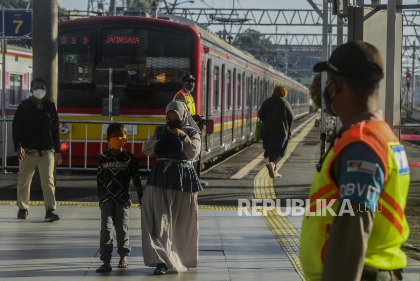 Penumpang berjalan usai menaiki KRL Commuter Line di Stasiun Bogor, Kota Bogor, Jawa Barat, Senin (12/7). Mobilitas warga mulai mengalami perbaikan sepanjang Agustus 2021 pascapuncak kenaikan kasus positif Covid-19 yang terjadi di bulan Juli.