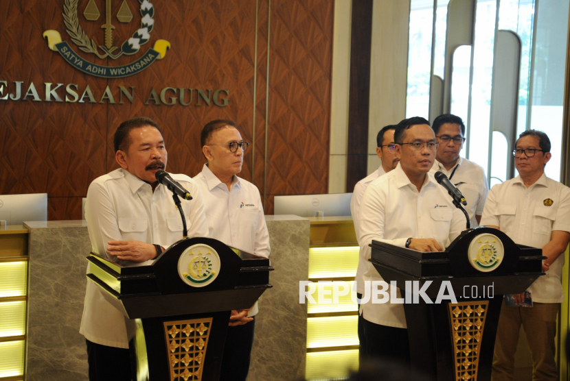 Jaksa Agung ST Burhanuddin bersama Direktur Utama Pertamina Simon Aloysius Mantiri menyampaikan keterangan pers di Gedung Kejagung, Jakarta, Kamis (6/3/2025). Dalam kesempatan tersebut Kejaksaan Agung menegaskan bahwa produk Bahan Bakar Minyak (BBM) milik Pertamina saat ini sudah bagus dan sesuai dengan standar dan spesifikasi yang telah di tentukan. Kejagung mengimbau masyarakat untuk tidak khawatir perihal penggunaan produk bahan bakar minyak (BBM) khususnya milik Pertamina.