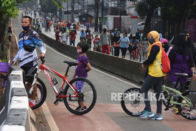 Kebanjiran Permintaan, Industri Sepeda Genjot Produksi. Warga berolahraga menggunakan sepeda di kawasan Sultan Iskandar Muda, Jakarta.