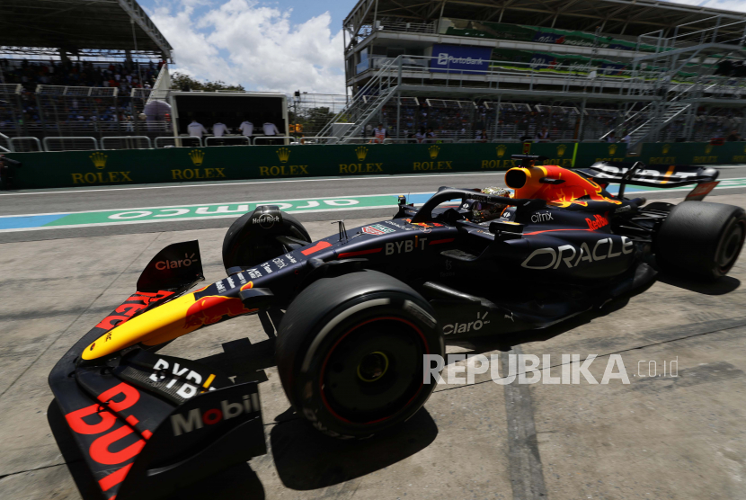 Pembalap Red Bull Max Verstappen, dari Belanda, mengemudikan mobilnya di dalam jalur pit selama sesi latihan kedua di arena Interlagos di Sao Paulo, Brasil, Sabtu, 12 November 2022. Grand Prix Formula Satu Brasil akan berlangsung pada Minggu.