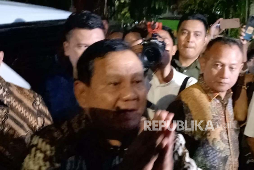 Presiden terpilih Prabowo Subianto keluar dari rumah dinas Menko Airlangga Hartarto di kawasan Widya Chandra, Jakarta Selatan, Kamis (11/4/2024) malam. 