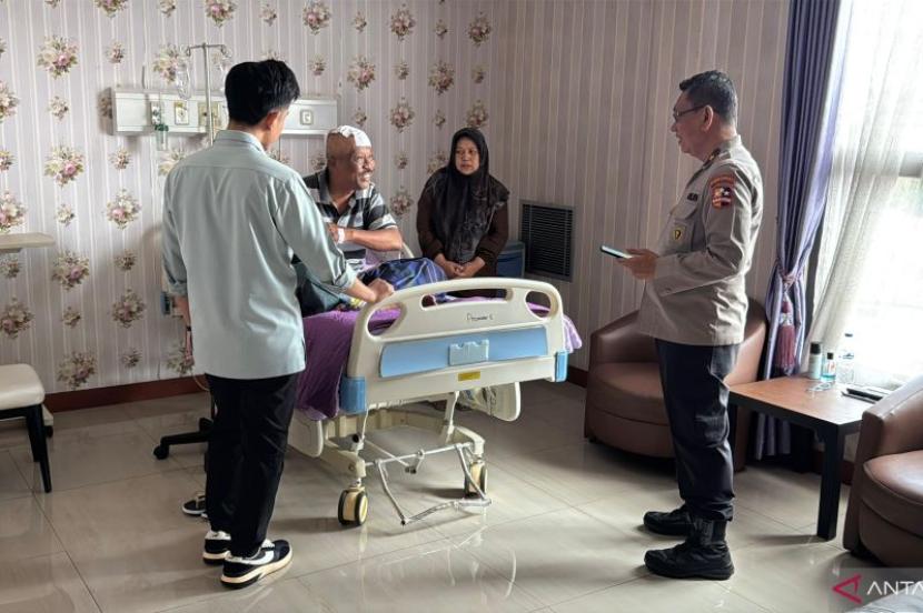 Gibran jenguk warga-anggota Polri yang korban luka berat demonstrasi.