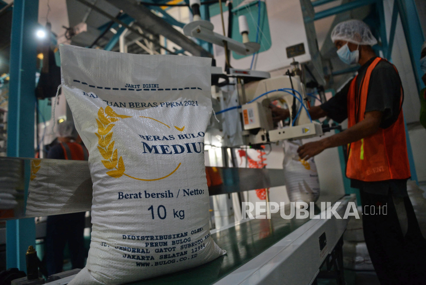 Pekerja mengemas beras di salah satu Gudang Bulog Divre DKI Jakarta dan Banten, Kelapa Gading, Jakarta (ilustrasi). Bulog memastikan ketersediaan beras aman.