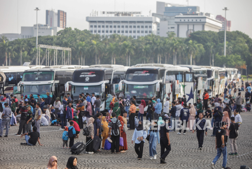 Peserta mudik gratis menunggu waktu keberangkatan bus di Monumen Nasional, Jakarta, Kamis (4/4/2024). Jaga kesehatan sebelum mudik.