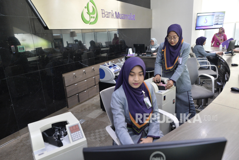 Karyawan melakukan aktivitas di banking hall kantor cabang Muamalat Tower, Jakarta, Rabu (16/8/2023).