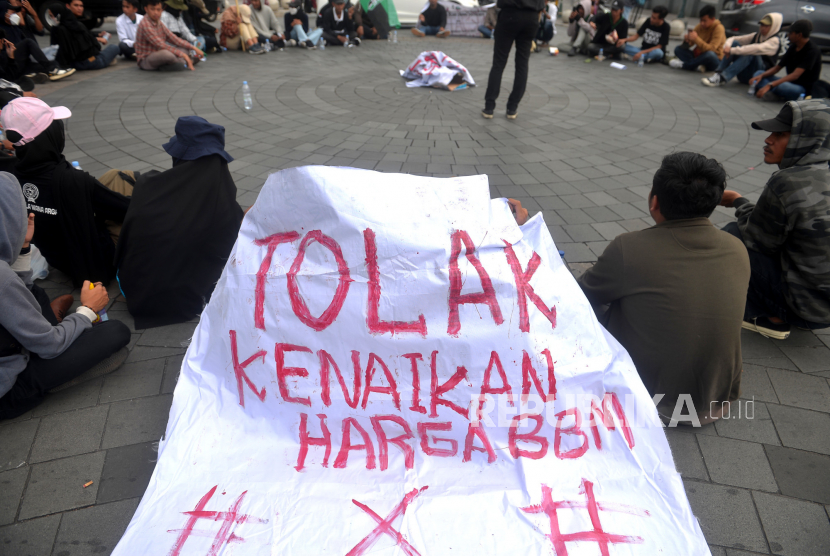 Aksi damai dari Himpunan Mahasiswa Islam (HMI) Yogyakarta di Titik Nol Yogyakarta, Selasa (30/8/2022). Pada aksi damai ini mereka salah satunya menuntut Presiden Joko Widodo menyampaikan di depan umum bahwa tidak ada kenaikan harga BBM.