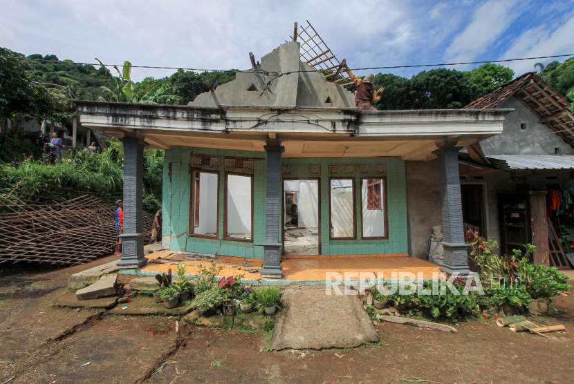 Rumah tidak layak huni (ilustrasi). Dewan Pimpinan Daerah Real Estate Indonesia (REI) Sumatera Selatan memprogramkan kegiatan bedah rumah atau perbaikan rumah masyarakat miskin yang tidak layak huni.
