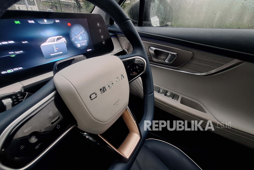 Desain interior pengemudi mobil listrik Chery Omoda E5 diperlihatkan saat peluncurannya di Jakarta, Senin (5/4/2024).