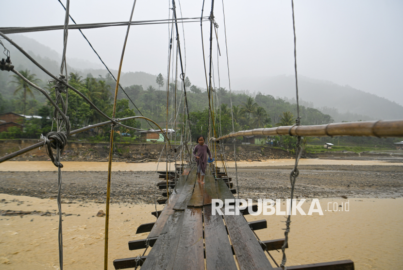 Seorang bocah melintasi jembatan darurat di Desa Tetingi, Pantan Cuaca, Gayo Lues, Aceh, Senin (16/3/2026). Jembatan darurat yang dibangun oleh warga tersebut dapat membahayakan warga yang melintas karena hanya menggunakan bahan bangunan seadanya dari sisa bencana longsor dan banjir bandang 4 bulan lalu, sehingga warga berharap agar segera dibangun jembatan permanen di wilayah itu. 