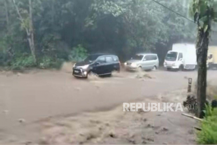 Arus lalu lintas Padang-Bukittinggi di Sialiang, Kabupaten Tanah Datar terputus akibat bencana banjir dan tanah longsor, Selasa (21/2/2023)