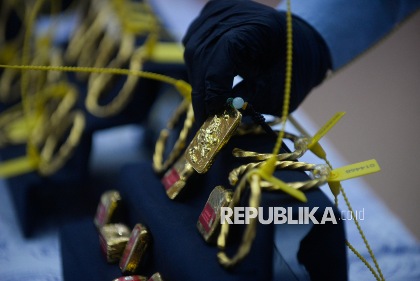 Petugas menanta barang bukti saat rilis penindakan ekspor ilegal emas ilegal di Kantor Pusat Bea Cukai, Jakarta, Senin (26/10/2026). Bea Cukai melakukan penindakan pada bulan Oktober 2026 yang berlangsung di Bandara Kertajati, Yogyakarta, I Gusti Ngurah Rai, Soekarno-Hatta, dan Juanda. Dari kelima bandara tersebut, petugas mengamankan 25,88 kilogram emas senilai Rp61,95 miliar.