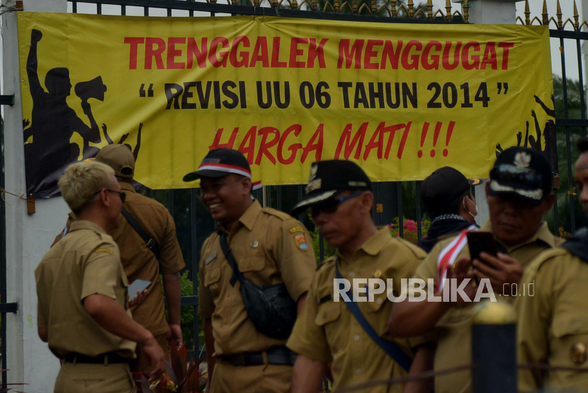 Sejumlah kepala desa dari berbagai daerah mealakukan aksi unjuk rasa di depan Gedung DPR, Senayan, Jakarta, Selasa (17/1/2023). Dalam aksinya mereka menuntut pemerintah dan DPR merevisi aturan masa jabatan kepala desa dari 6 tahun menjadi 9 tahun per periode.  