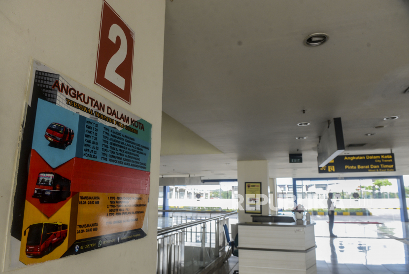 Seorang petugas keamanan berjaga di Terminal Pulogebang, Jakarta. Penumpang yang akan berangkat keluar Jakarta tidak perlu lagi membuat SIKM, penggantinya diatur lebih mudah yaitu CLM.