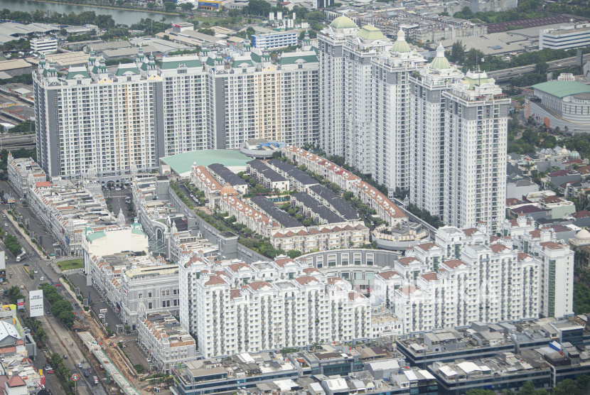 Foto udara gedung apartemen dan perumahan mewah di atas mal (ilustrasi)