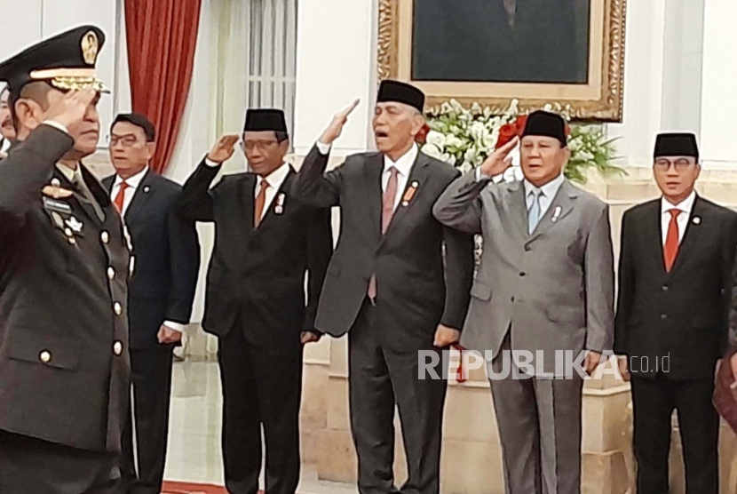 Menko bidang Kemaritiman dan Investasi Luhut Binsar Pandjaitan saat menghadiri pelantikan Jenderal TNI Maruli Simanjuntak menjadi KSAD di Istana Negara, Jakarta, Rabu (29/11/2023).
