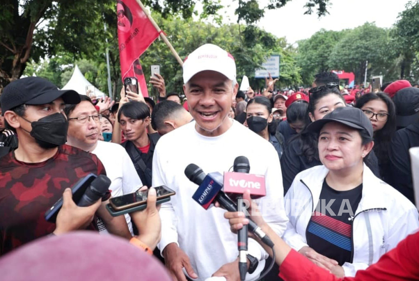 Calon presiden (capres) nomor urut 3, Ganjar Pranowo menggelar acara jalan sehat di Taman Kota Waduk Pluit, Jakarta, Sabtu (3/2/2024). 