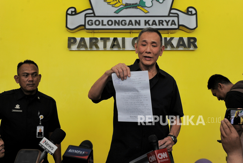 Politikus Partai Golkar Jusuf Hamka alias Babah Alun memberikan keterangan pers usai menyerahkan surat pengunduran diri ke DPP Golkar, Jakarta, Senin (12/8/2024). Pebisnis berjulukan Bos Jalan Tol itu mengundurkan diri dari keanggotaan Partai Golkar melalui surat yang diserahkan kepada staf Sekretaris Jenderal Partai Golkar Lodewijk Freidrich di DPP Golkar. Dalam keterangannya, Jusuf Hamka memutuskan keluar dari keanggotaan partai Golkar secara penuh sejak 11 Agustus 2024. Ia mengaku memutuskan tidak akan berpolitik lagi setelah resmi mengundurkan diri dari Partai Golkar. Keputusan tersebut ia buat usai mendapatkan kabar Ketua Umum Partai Golkar Airlangga Hartarto mundur dari jabatannya sebagai ketua umum.