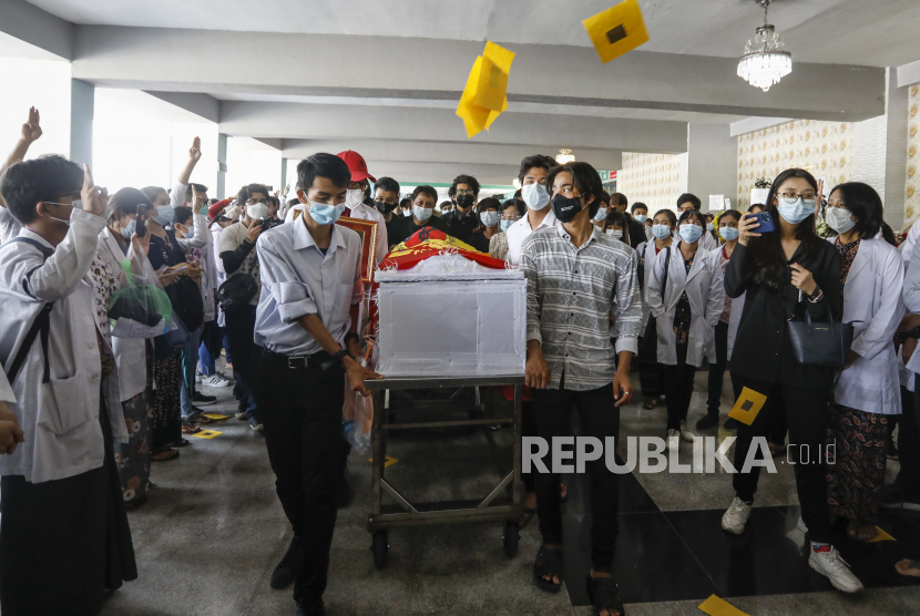 Teman dan kerabat Khant Nyar Hein, seorang mahasiswa kedokteran berusia delapan belas tahun yang ditembak mati selama protes terhadap kudeta militer, memberikan hormat tiga jari saat upacara pemakaman di Yangon, Myanmar, Selasa (16/3). Khant Nyar Hein terbunuh dalam protes anti-kudeta pada  Ahad (14/3).