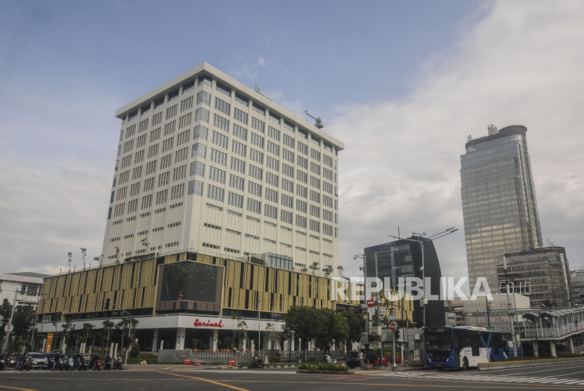 Kendaraan berhenti di dekat Gedung Sarinah, Jakarta, Ahad (20/3/2022).