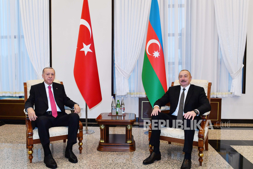 Presiden Azerbaijan Ilham Aliyev (kanan) bertemu dengan Presiden Turki Recep Tayyip Erdogan saat berkunjung ke Republik Otonomi Nakhchivan, Azerbaijan, 25 September 2023.