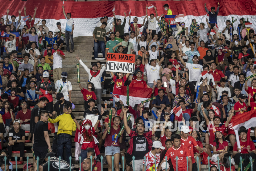 Sejumlah pendukung Timnas Indonesia U-22 memegang poster dukungan saat final sepak bola SEA Games 2023 di National Olympic Stadium, Phnom Penh, Kamboja, Selasa (16/5/2023).  