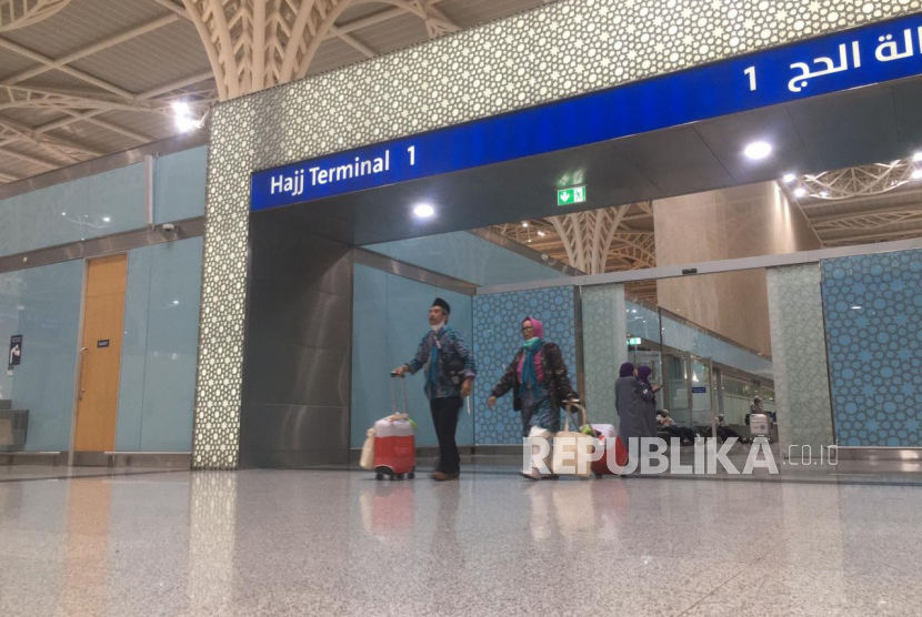 Jamaah haji kloter terakhir gelombang pertama tiba di Bandara Internasional Amir Muhammad Bin Abdul Aziz (AMAA) Madinah, Kamis (8/6/2023) dini hari. Semula kedatangan dijadwalkan pukul 2.50 Waktu Arab Saudi (WAS), namun jamaah baru tiba sekitar pukul 03.40 (WAS).