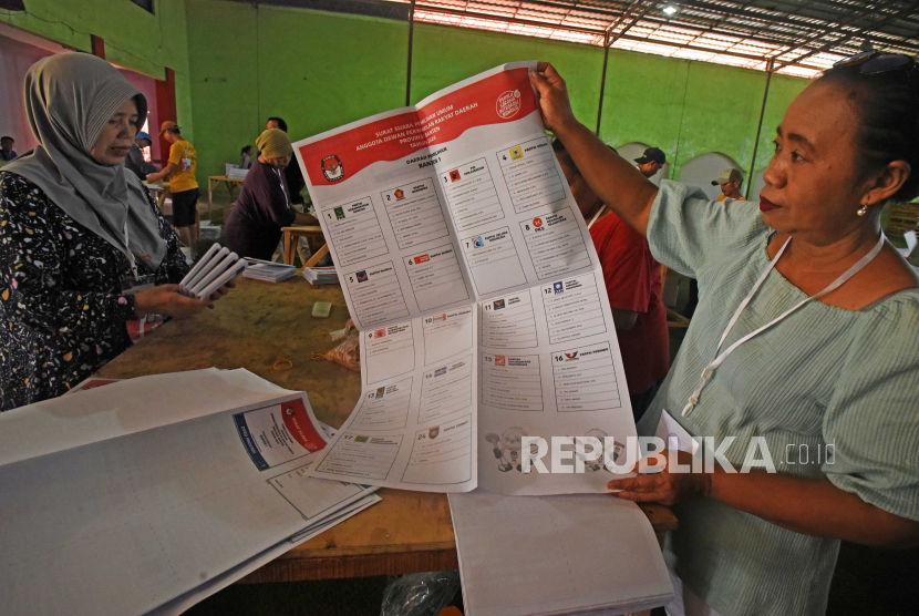 (ILUSTRASI) Pemeriksaan surat suara sebelum dilipat di gudang KPU. 
