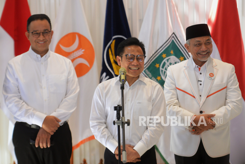 Presiden Partai Keadilan Sejahtera (PKS) Ahmad Syaikhu (kanan) bersama Bakal Calon Presiden Anies Baswedan (kiri) dan Bakal Calon Wakil Presiden Muhaimin Iskandar (tengah) memberikan keterangan usai melakukan pertemuan di kantor DPP PKS, Jakarta, Selasa (12/9/2023). Pertemuan tersebut merupakan kunjungan pertama Anies - Cak Imin (AMIN) ke kantor DPP PKS usai dideklarasikan sebagai pasangan capres dan cawapres pada Pilpres 2024. Pertemuan tersebut dilakukan oleh tiga partai Koalisi Perubahan untuk Persatuan (KPP) yang dihadiri sejumlah petinggi partai dari PKS, PKB dan Nasdem untuk membahas tentang kerjasama politik.