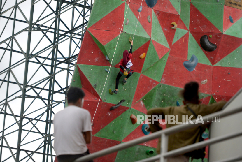 Atlet pelajar bertanding di kelas Lead putri Cabor panjat tebing pada Popda DIY 2022 di Mandalakrida, Yogyakarta, Selasa (15/3/2022). Sebanyak 60an atlet pelajar dengan batas usia maksimal kelahiran 2005 mengikuti pertandingan Cabor panjat tebing Popda DIY 2022. Mereka bertanding dalam tiga kategori yakni Lead, Speed, dan Boulder.