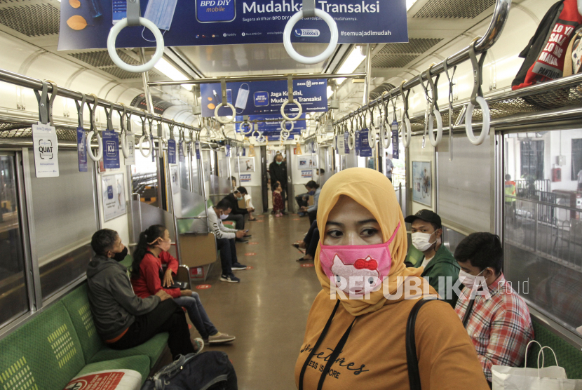 Penumpang berada di dalam gerbong Kereta Rel Listrik (KRL) Yogya - Solo  di Stasiun Yogyakarta, Gedong Tengen, DIY, Selasa (2/3).