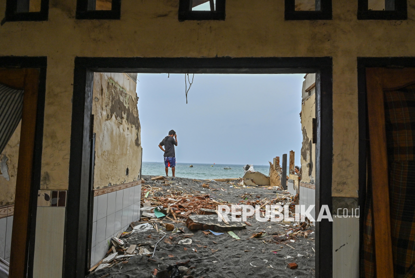 Gelombang Tinggi Terjang Permukiman Nelayan di Mataram