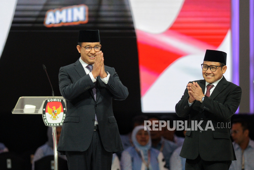 Pasangan capres dan cawapres nomor urut 1, Anies Rasyid Baswedan-Abdul Muhaimin Iskandar dalam debat pamungkas Pemilu 2024 di Jakarta Convention Center (JCC), Jakarta, Ahad (4/2/2024) malam WIB.