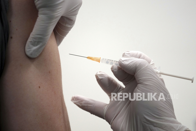 Tenaga kesehatan menyuntikan vaksin Moderna untuk mencegah penyebaran virus Covid-19. Ilustrasi.