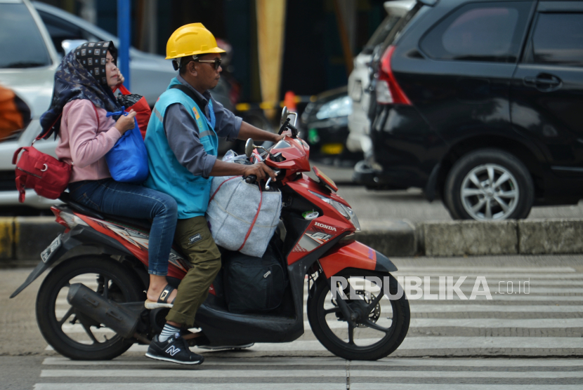 Pemudik tiba di Terminal Kampung Rambutan, Jakarta. Lemkapi sebut 87,3 persen masyarakat puas kinerja Polri mengamankan mudik lebaran.