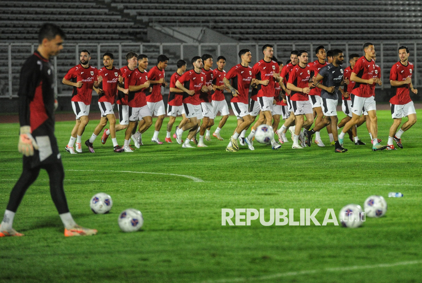 Pemain Timnas Indonesia menjalani sesi latihan di Stadion Madya, Komplek GBK, Senayan, Ahad (23/3/2025). Latihan ini merupakan latihan kedua Timnas Indonesia menjelang pertandingan melawan Bahrain dalam laga lanjutan Kualifikasi Piala Dunia 2026 yang  berlangsung di Stadion Utama Gelora Bung Karno (SUGBK), Jakarta, pada Selasa (25/3/2025). Dalam kesempatan itu, Pelatih timnas Indonesia Patrick Kluivert mengatakan anak-anak asuhnya sudah bersemangat dan siap menjalani pertandingan.