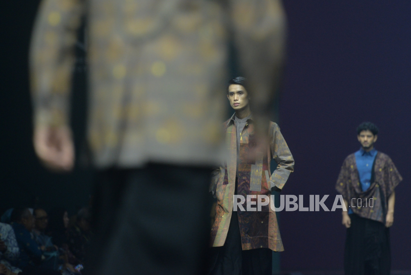 Model memperagakan busana saat opening ceremony Indonesia International Modest Fashion Festival (IN2MF) 2024 di Jakarta Convention Center (JCC), Jakarta, Rabu (30/10/2024).  Bank Indonesia bersama Kementerian Usaha Mikro Kecil & Menengah Republik Indonesia, dan Indonesian Fashion Chamber (IFC) menyelenggarakan acara tahunan IN2MF untuk mempromosikan dan memperkuat ekspansi produk modest fashion Indonesia ke pasar global. IN2MF 2024 ini diselenggarakan 30 Oktober–3 November 2024 di Jakarta Convention Center (JCC) dengan mengangkat Tema Elevating Sustainable Modest Fashion to The Global Stage. Rangkaian fashion show di IN2MF 2024 akan menampilkan lebih dari 1.500 koleksi. Lebih dari 200 desainer dan jenama asal Indonesia, anggota IKRA Indonesia, dan karya dari 10 desainer internasional berpartisipasi.