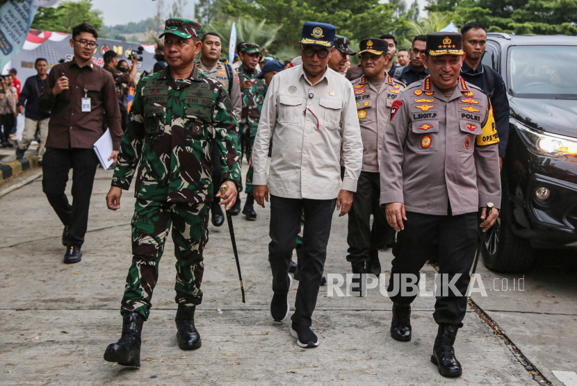 Menteri Perhubungan Budi Karya Sumadi (tengah), bersama Kapolri Jenderal Pol Listyo Sigit Prabowo (kanan), dan Panglima TNI Jenderal TNI Agus Subiyanto (kiri).