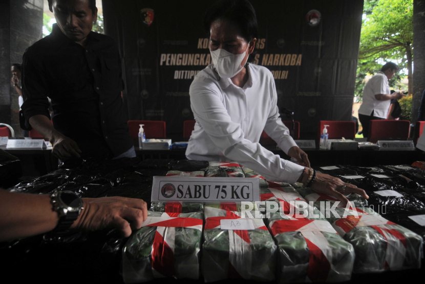 Polisi menata barang bukti narkotika saat pengungkapan kasus di Bareskrim Polri, Jakarta, Senin (29/5/2023). 