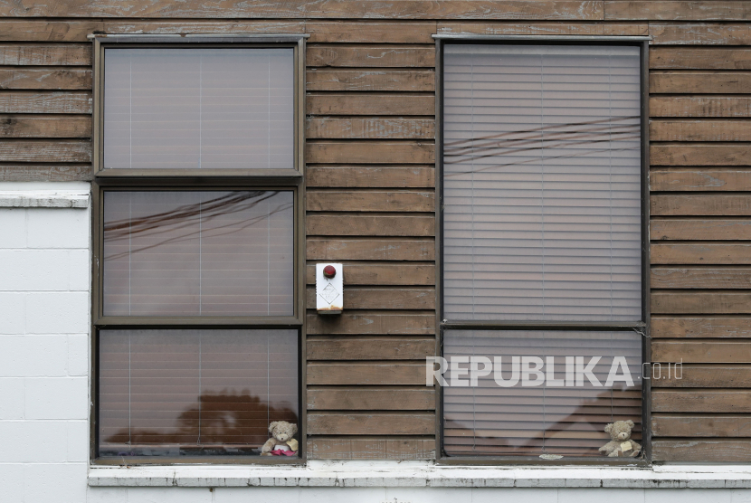 Boneka beruang duduk di jendela salah satu rumah di Christchurch, Selandia Baru, Ahad (29/3). Warga Selandia Baru bersama gerakan Internasional dimana orang-orang menaruh boneka beruang di jendela mereka selama lockdown akibat virus Corona untuk mencerahkan suasana hati dan memberikan anak-anak permainan untuk bermain dengan boneka beruang di lingkungan mereka