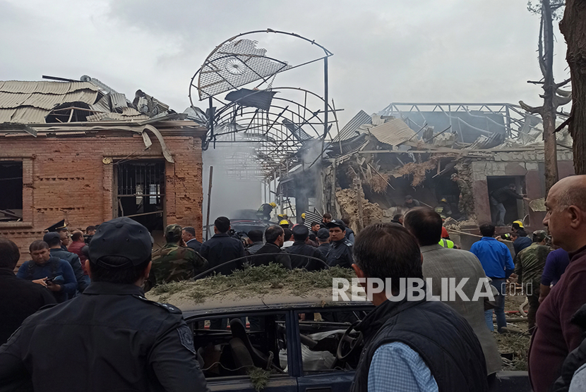  Sebuah gambar selebaran yang dirilis 04 Oktober 2020 oleh Kementerian Pertahanan Azerbaijan di situs resminya menunjukkan pemandangan kerusakan di kota Ganja di Azerbaijan setelah penembakan baru-baru ini.  